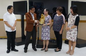 Finance Division Chief Maria Teresa Urbano receives the award from Mr. Gregorio C. Rulloda, National President, AGAP Inc. and Audit Team Leader Mary C. Otiong. Together with her is Exec. Director Banawis and Deputy Exec. Director Villasoto.